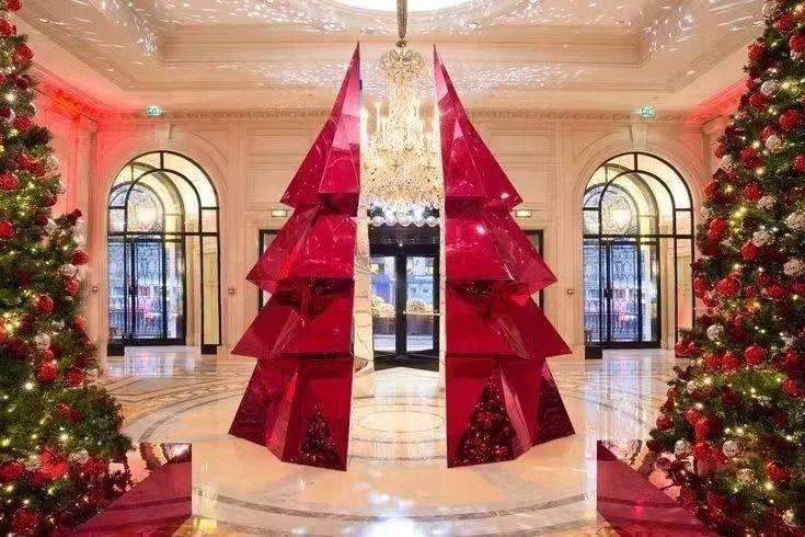Red Geometric Christmas Tree Entrance — yxgm13